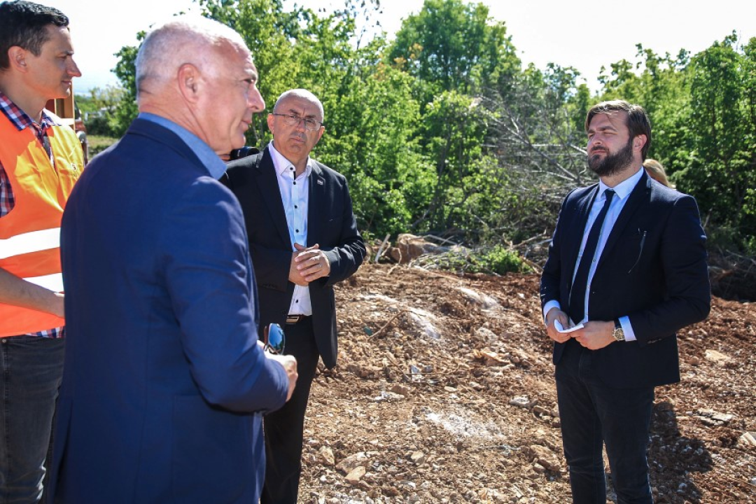 Radovi na sanaciji odlagališta otpada u Drnišu gotovi do kraja ljeta: Ministar Ćorić u obilasku
