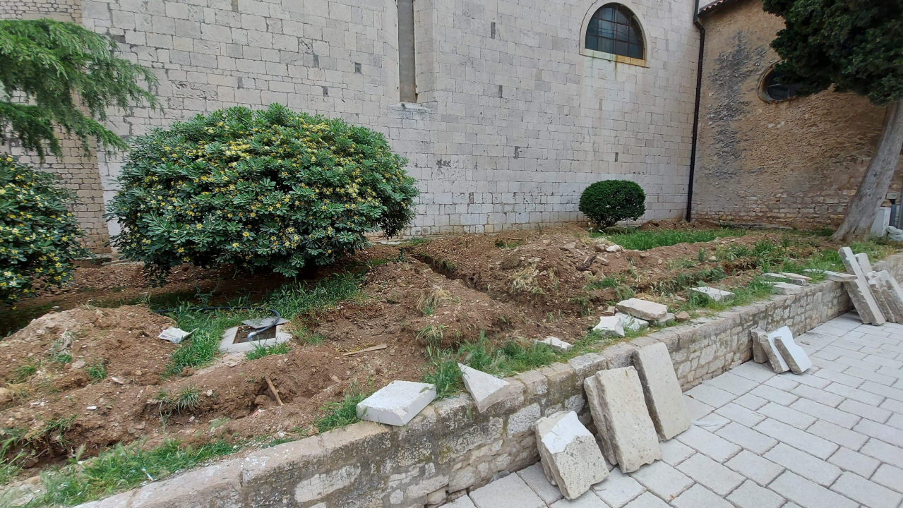 Među ljudskim kostima kod sv. Frane građani šetaju pse: Bager ih prekopao i razbacao po travi