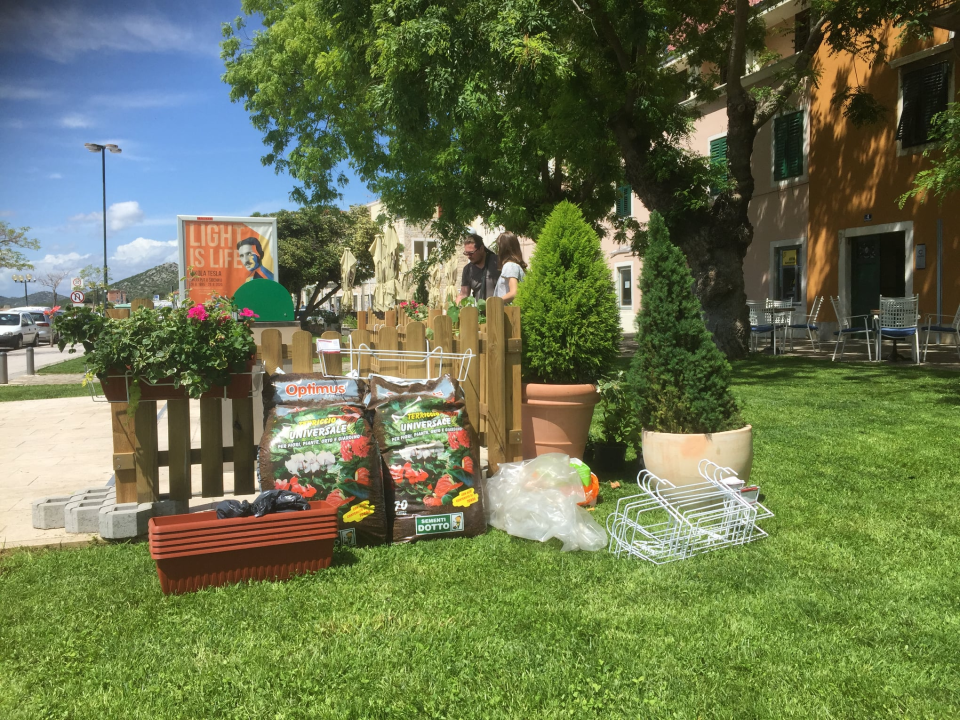 Lijep zeleni kutak nikao na travnjaku ispred Azimuta: Bit će tu cvijeća, umjetničkih pitara s lovor višnjama…