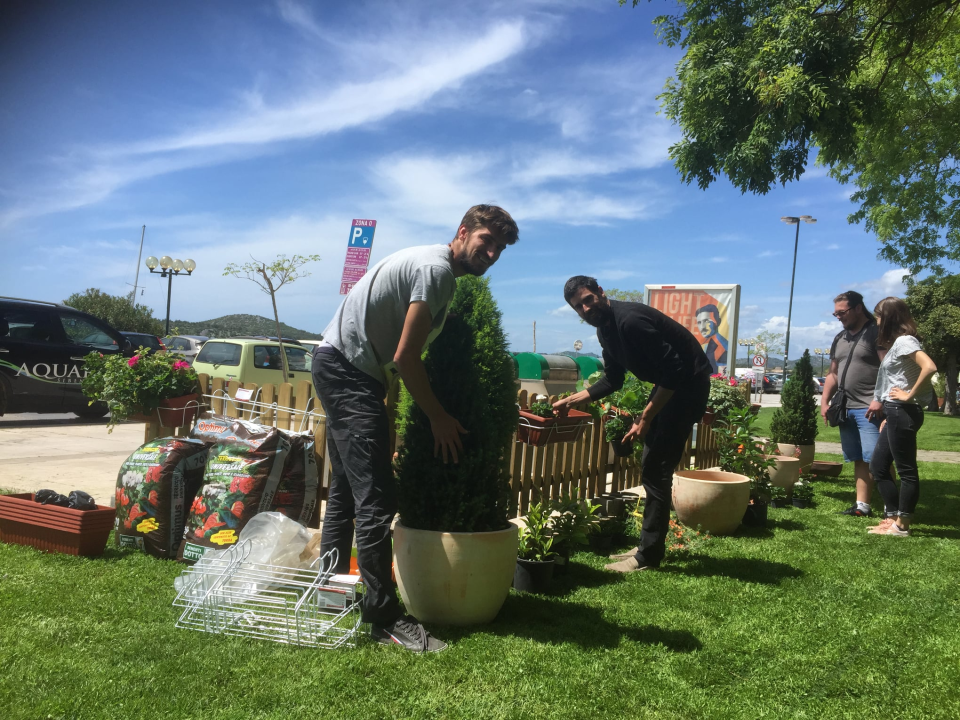 Lijep zeleni kutak nikao na travnjaku ispred Azimuta: Bit će tu cvijeća, umjetničkih pitara s lovor višnjama…