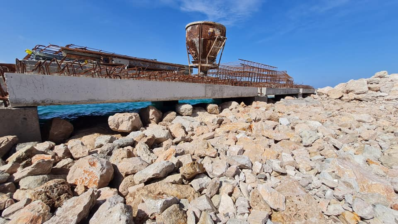 Više od pola godine traju radovi na novoj šepurinskoj rivi: Osim pada bagera u more, nije bilo većih problema