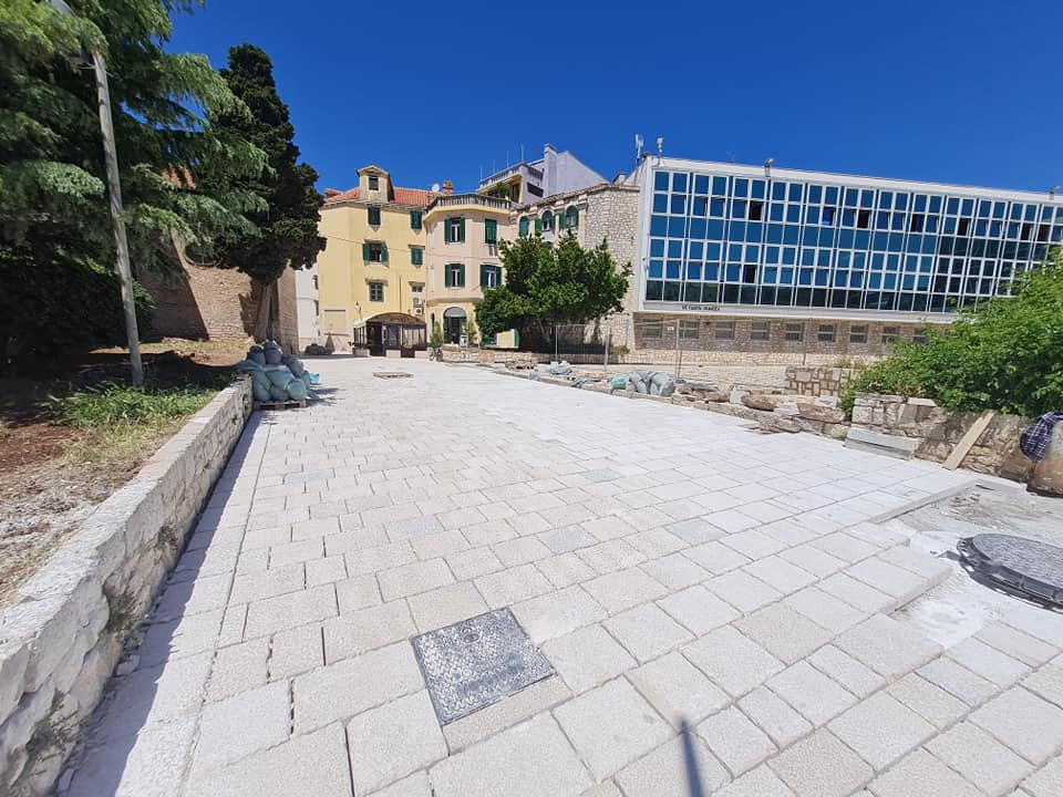 Radovi kod parka i sv. Frane primiču se kraju: Postavljene nove kamene ploče, ostalo je još malo posla