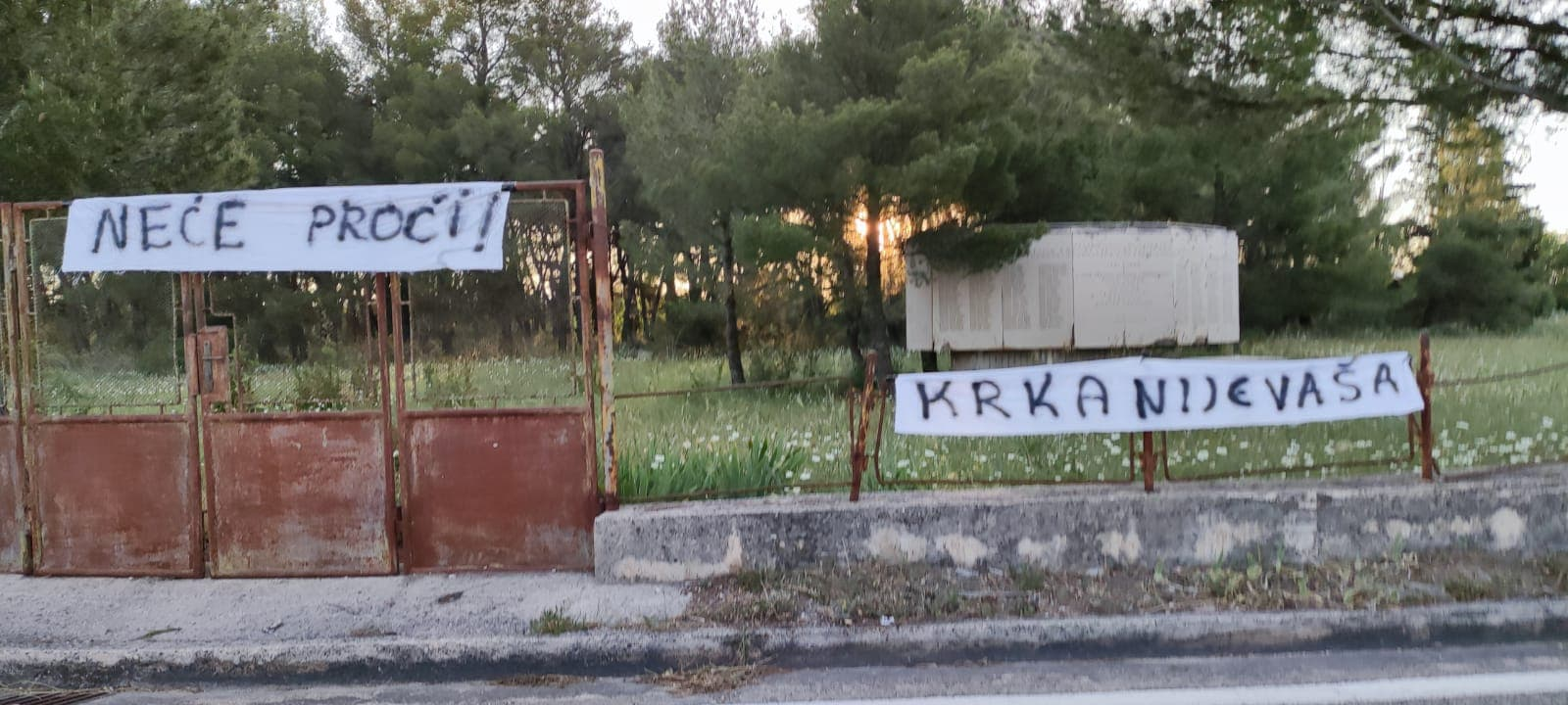 'Krka nam je mati, nećemo je dati': Na Lozovcu jutros osvanuli transparenti, evo što smeta stanovnicima tog kraja  