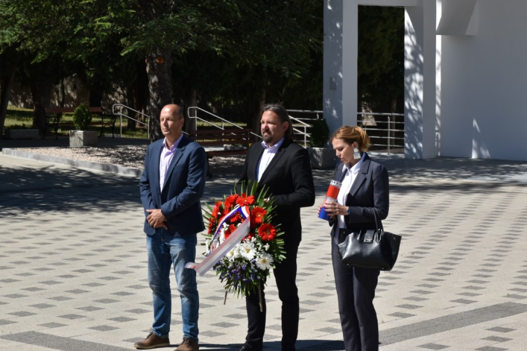 Uoči Dana državnosti na Kvanju položeni vijenci i svijeće za poginule branitelje 