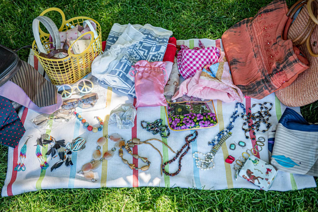 Ispred Azimuta održan prvi Buvljak nakon korona pauze: Opuštena kupovina, kava i druženje na travnjaku