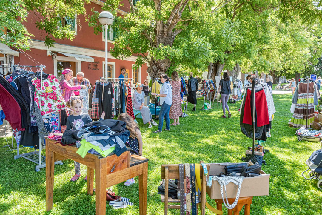 Ispred Azimuta održan prvi Buvljak nakon korona pauze: Opuštena kupovina, kava i druženje na travnjaku