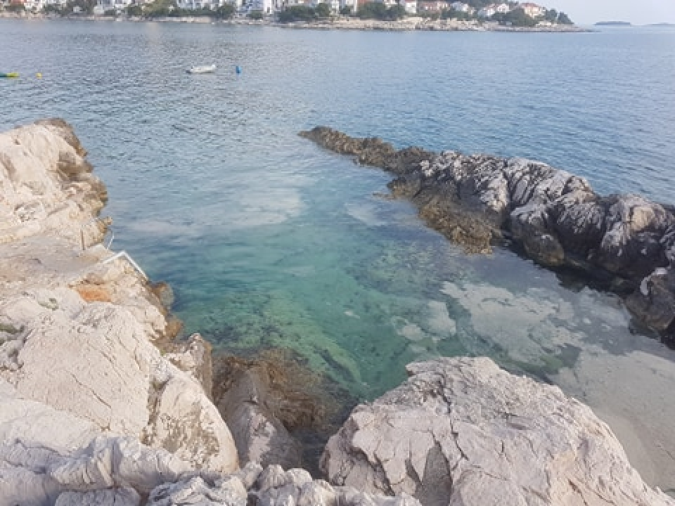 Nadležni nas uvjeravaju da su ovakvi prizori iz Primoštena rezultat cvjetanja mora 