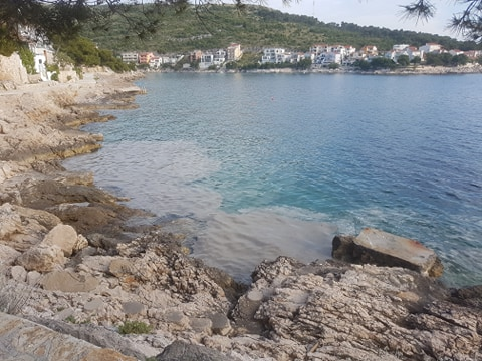 Nadležni nas uvjeravaju da su ovakvi prizori iz Primoštena rezultat cvjetanja mora 