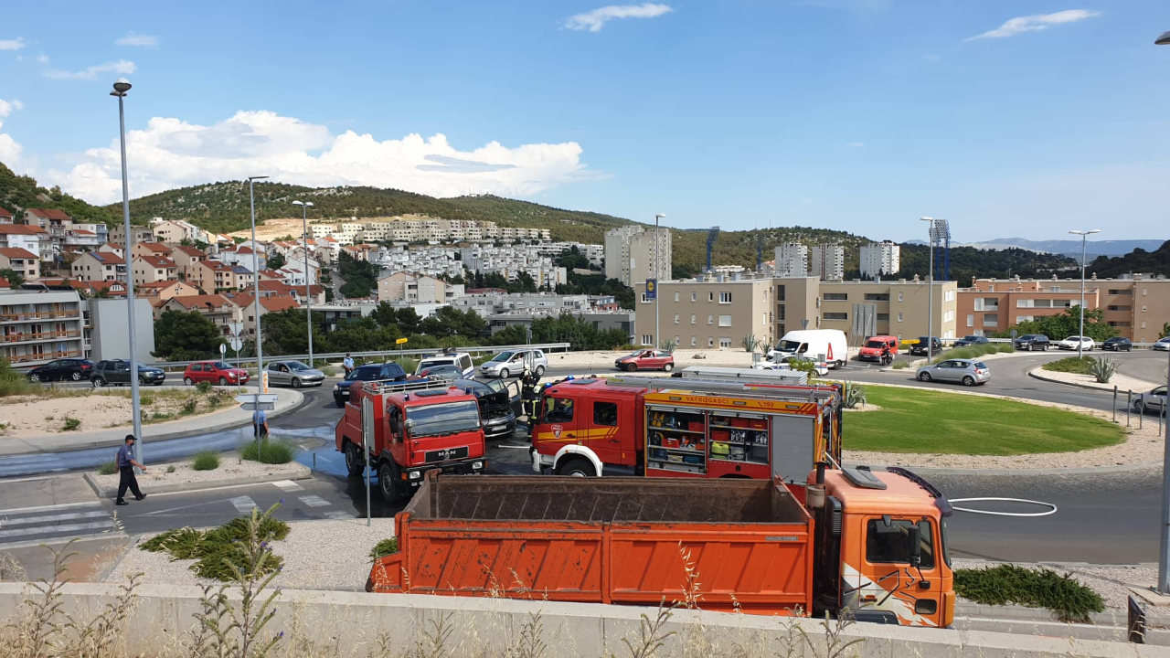 Zapalio se automobil u kružnom toku na Meterizama: 'Svi su izašli na vrijeme'