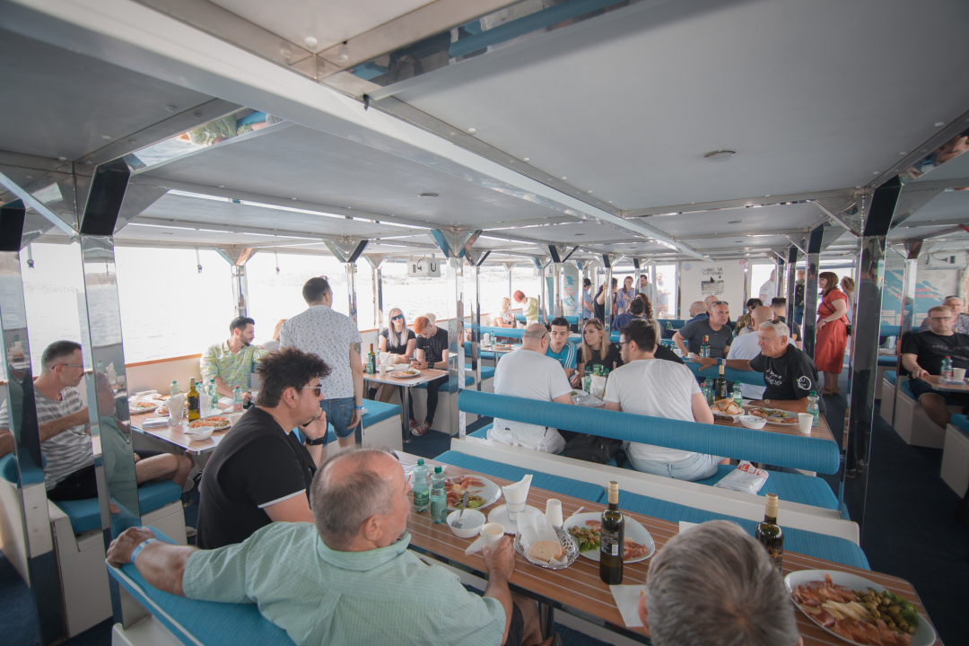 Neda Ukraden promovirala novi album na brodu od Vodica do Šibenika