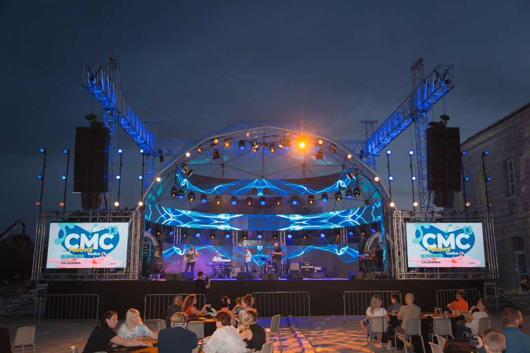 Počelo estradno ludilo u Vodicama: Pogledajte atmosferu prve večeri CMC festivala