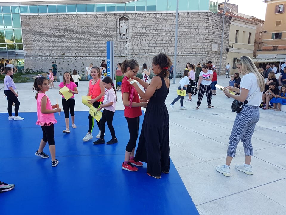 Cure i dečki iz Balansa rasplesali prolaznike na Poljani: 'Nadamo se povratku na staro i treninzima u dvorani'  