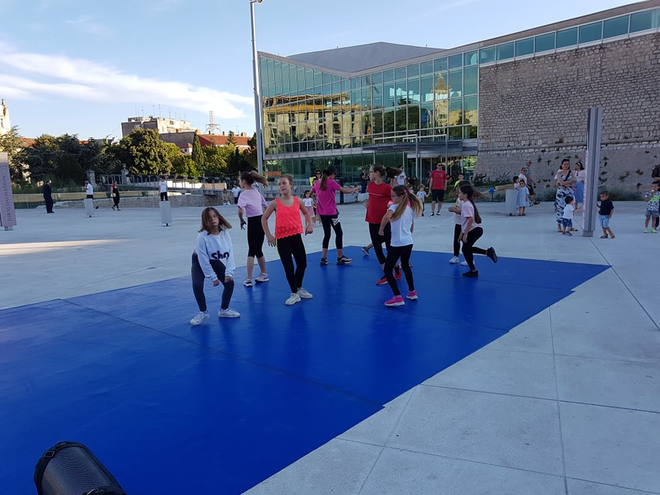 Cure i dečki iz Balansa rasplesali prolaznike na Poljani: 'Nadamo se povratku na staro i treninzima u dvorani'  