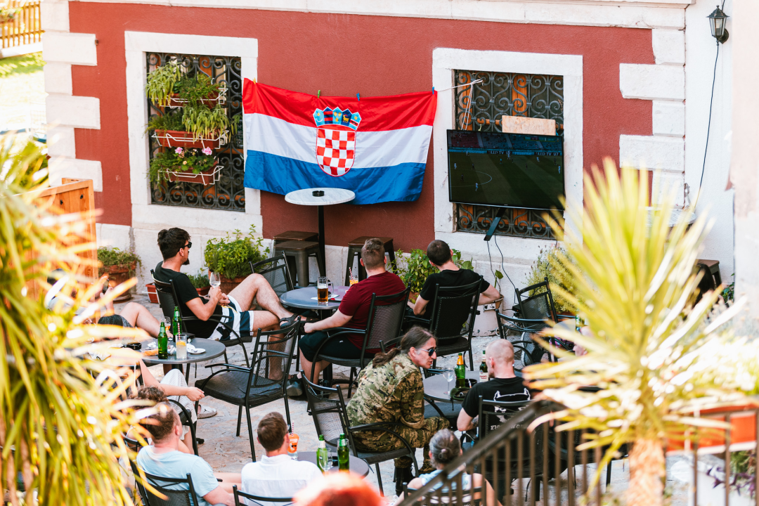 Navijačko ludilo baš i nije zavladalo Šibenikom, vidjeli smo više kvadratnih stolnjaka nego dresova!