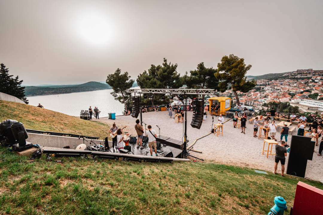 Šibenski bendovi Magul i The Fogsellers rasplesali publiku na drugom danu Let’s Rock festivala na sv. Mihovilu