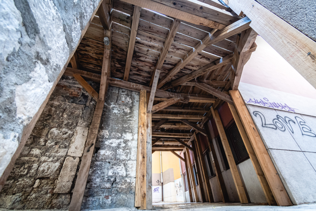 Ne prolazite ulicom Biskupa Fosca, drvena skela je trula i raspada se!