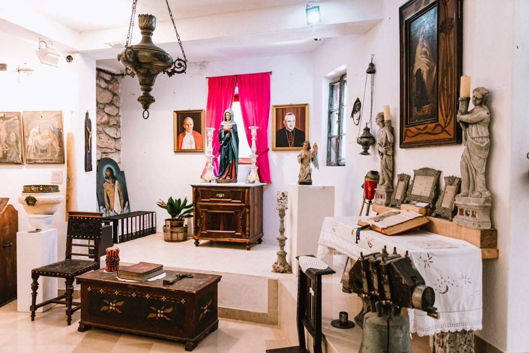 Don Stipe Perkov objavio ‘Razgovore (ne)ugodne puka primoštenskoga’: Riječima su, kao s kamenom, gradili suhozid prošlosti!