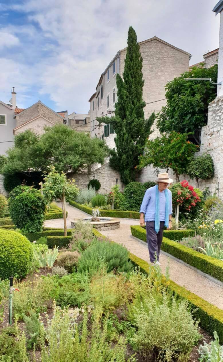 Slavni britanski vrtlar Monty Don snimio emisiju o Samostanskom srednjovjekovnom vrtu sv. Lovre u Šibeniku 