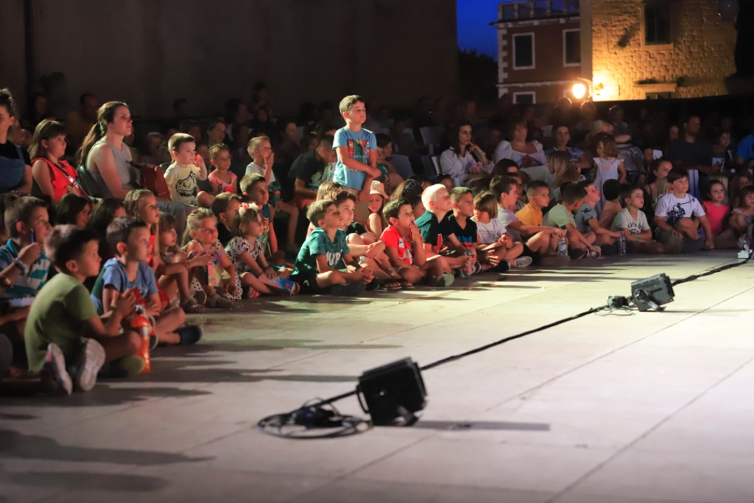 Pogledajte kako je jučer bilo na festivalu i provjerite današnji program po šibenskim trgovima i ulicama