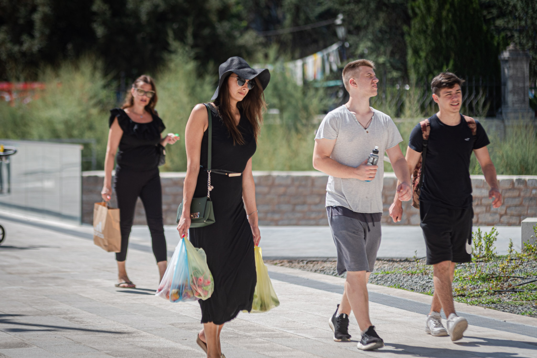 Lepršave haljine svih boja i dezena preplavile su ulice grada