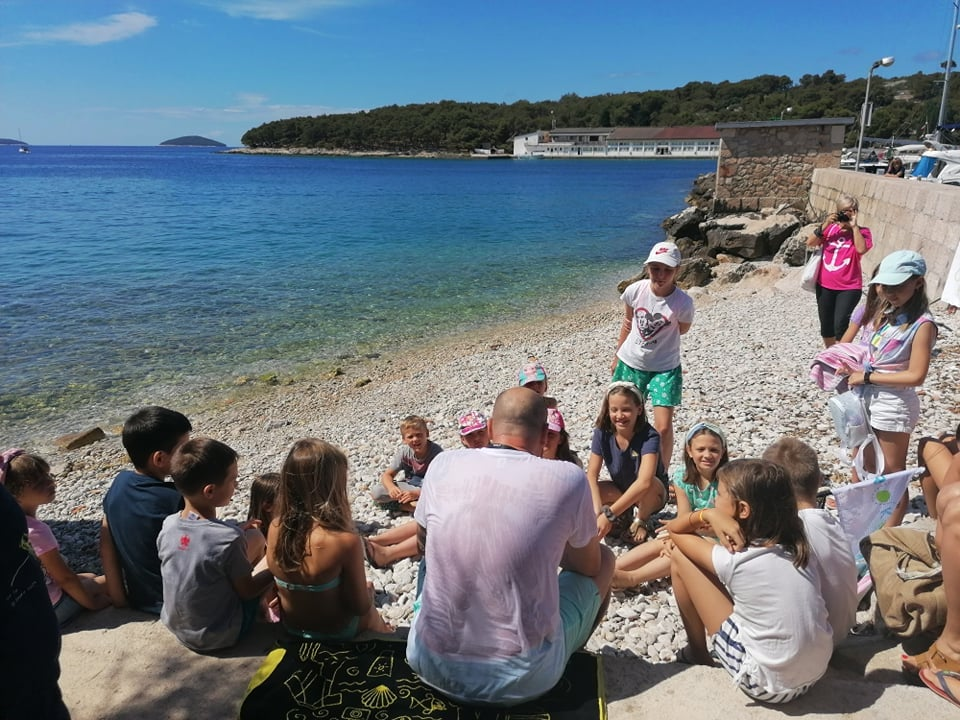 Ribafish dočekan u Prvić Luci: Družio se s djecom i učio ih kako čuvati more