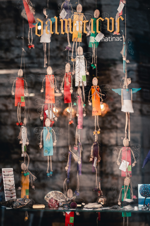 Ljeto u Galeriji Juraj Dalmatinac u znaku veselih riba, bezvremenskog nakita i poznatih umjetnika!