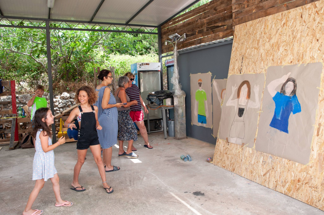 Poznata TV voditeljica na Zlarinu pokrenula radionicu: Djeca oslikavaju vlastite sjene