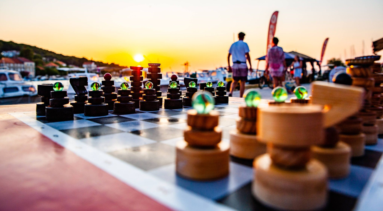 Nikola i Mario svojim rukama izradili figure i ploču pa s mještanima zaigrali uz more