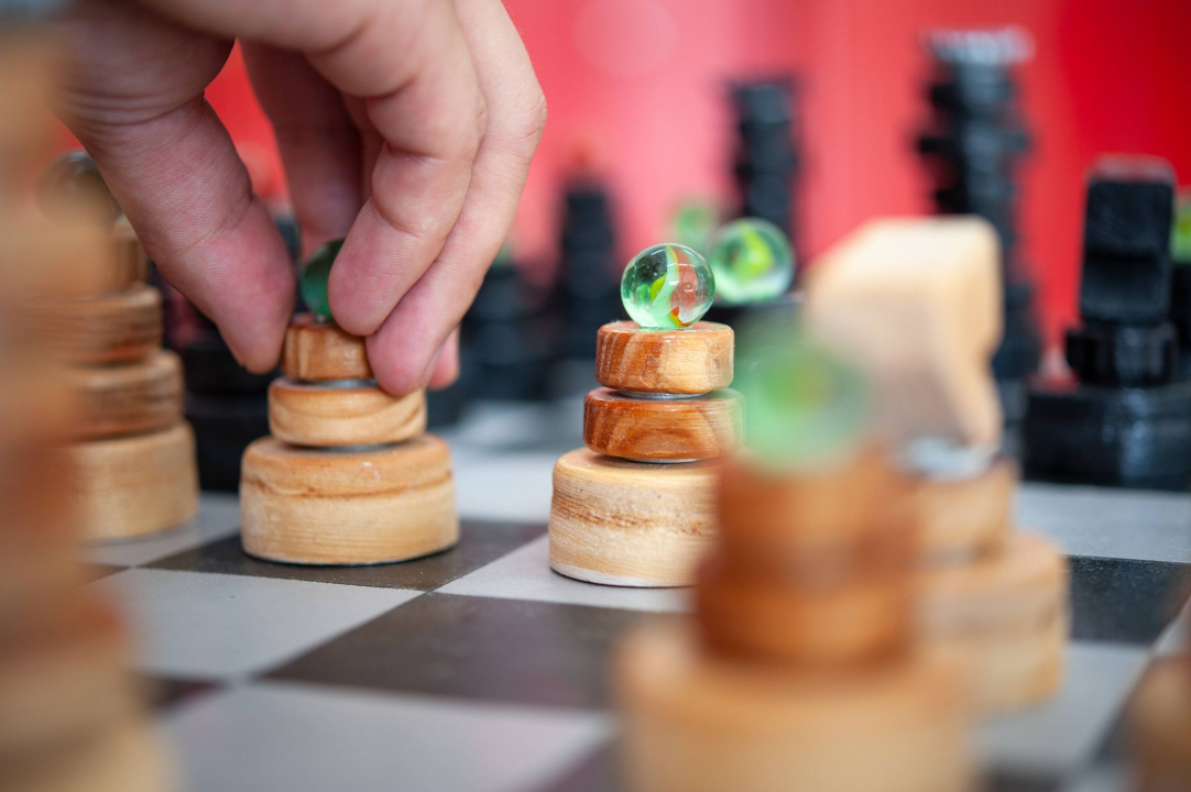 Nikola i Mario svojim rukama izradili figure i ploču pa s mještanima zaigrali uz more