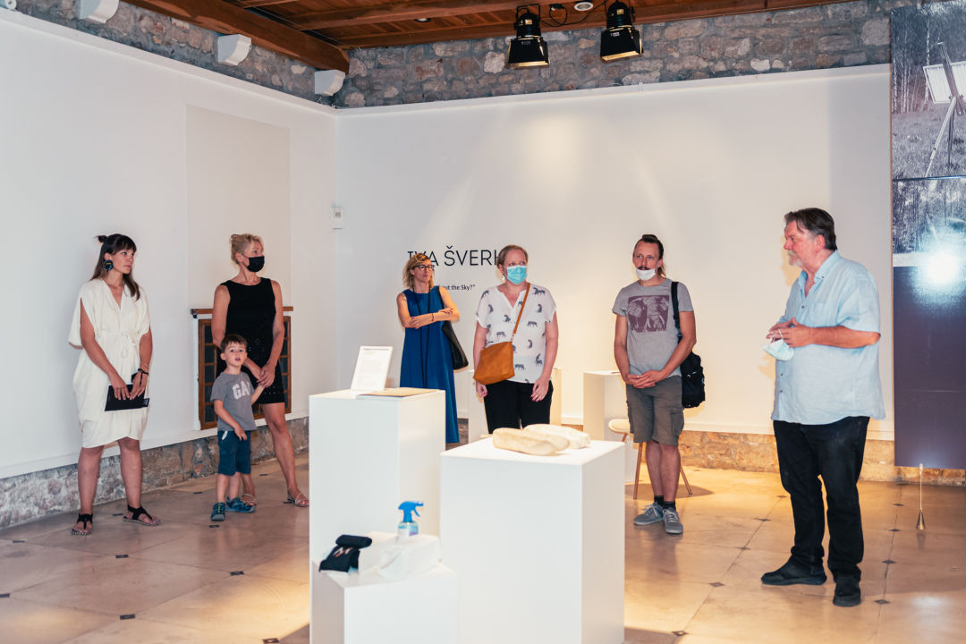 Izložba ‘More, ljudi, obala’ donosi konceptualne radove i snažne poruke o depresiji, migrantima...