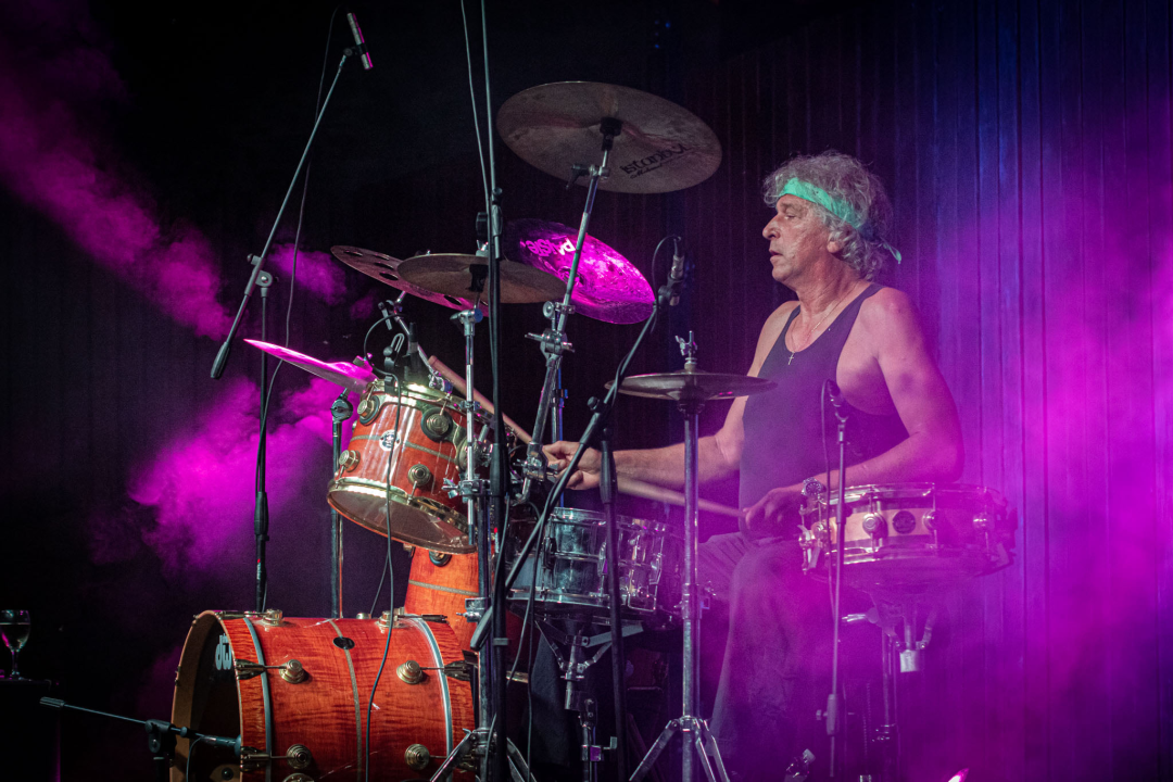 Daleka obala dva i pol sata redala hitove, za bubnjeve sjeo i proslavljeni Roko Ukić