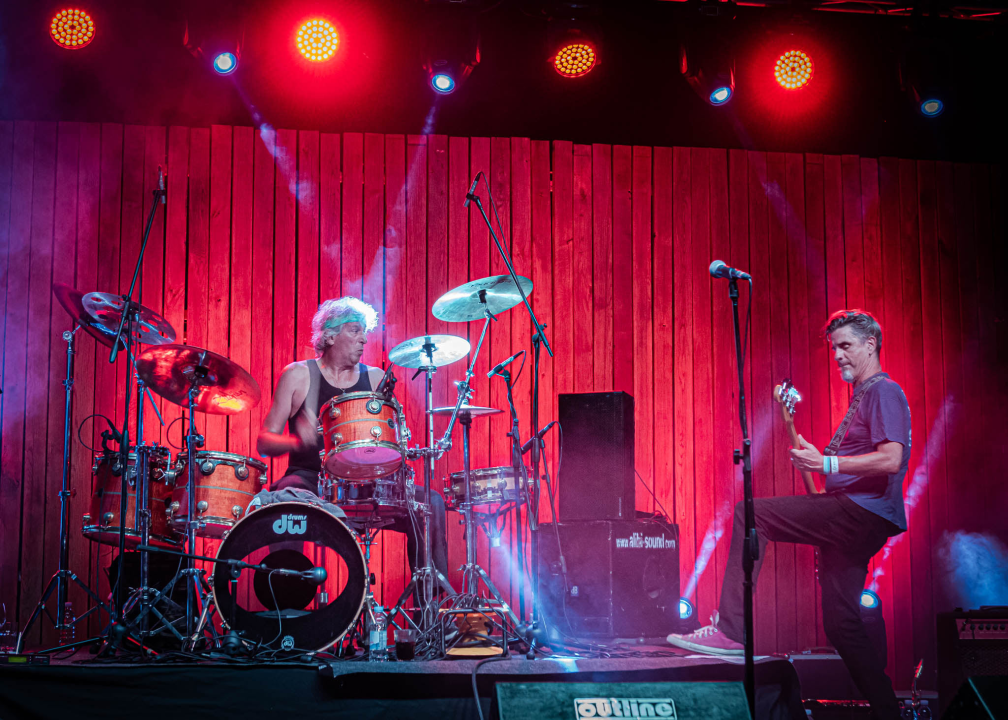 Daleka obala dva i pol sata redala hitove, za bubnjeve sjeo i proslavljeni Roko Ukić