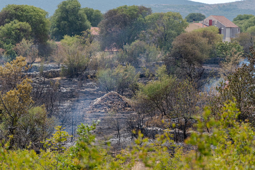 Nakon cijelog dana lokalizirani požari kod Perkovića: Gorjelo na 107 hektara terena