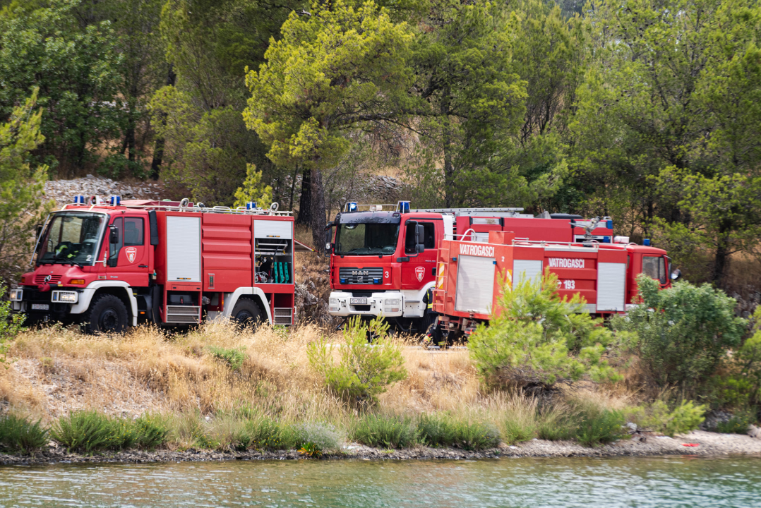 Ugašen požar u Dumbokoj: Kanader napustio požarište, izgorjela borova šuma