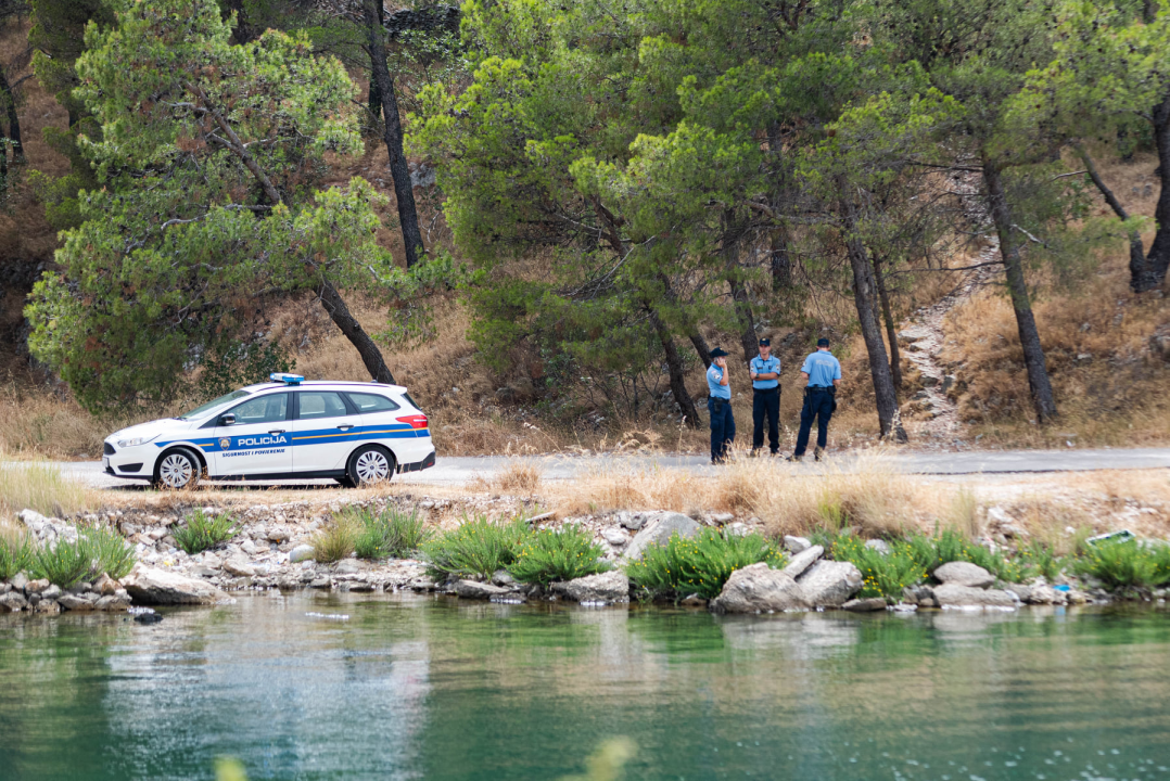 Ugašen požar u Dumbokoj: Kanader napustio požarište, izgorjela borova šuma