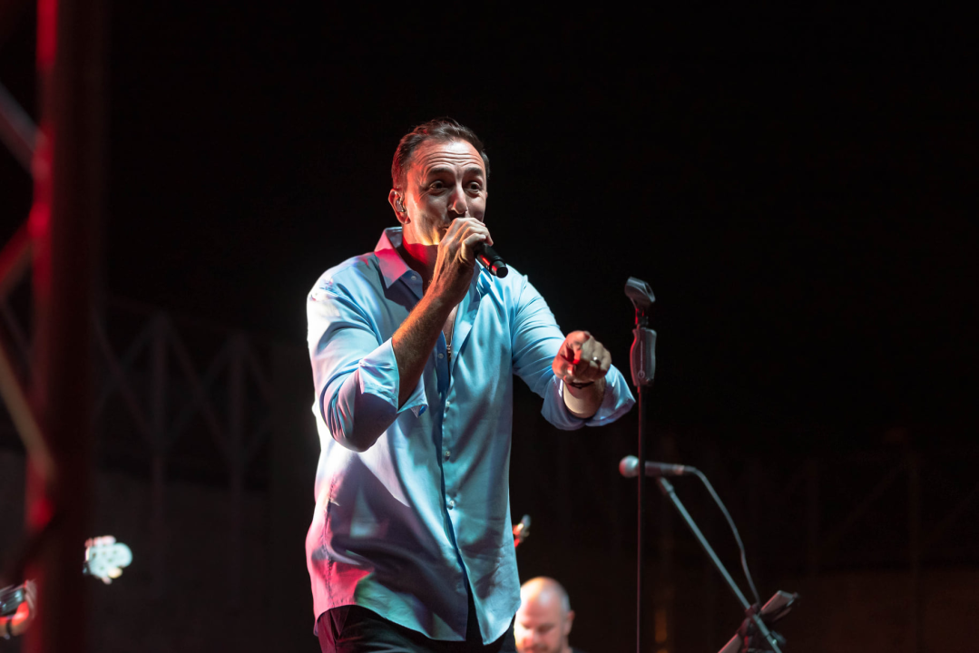 Sergej Ćetković emotivnim pjesmama raspjevao šibensku publiku