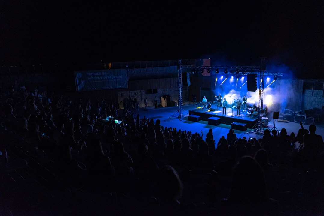 Sergej Ćetković emotivnim pjesmama raspjevao šibensku publiku
