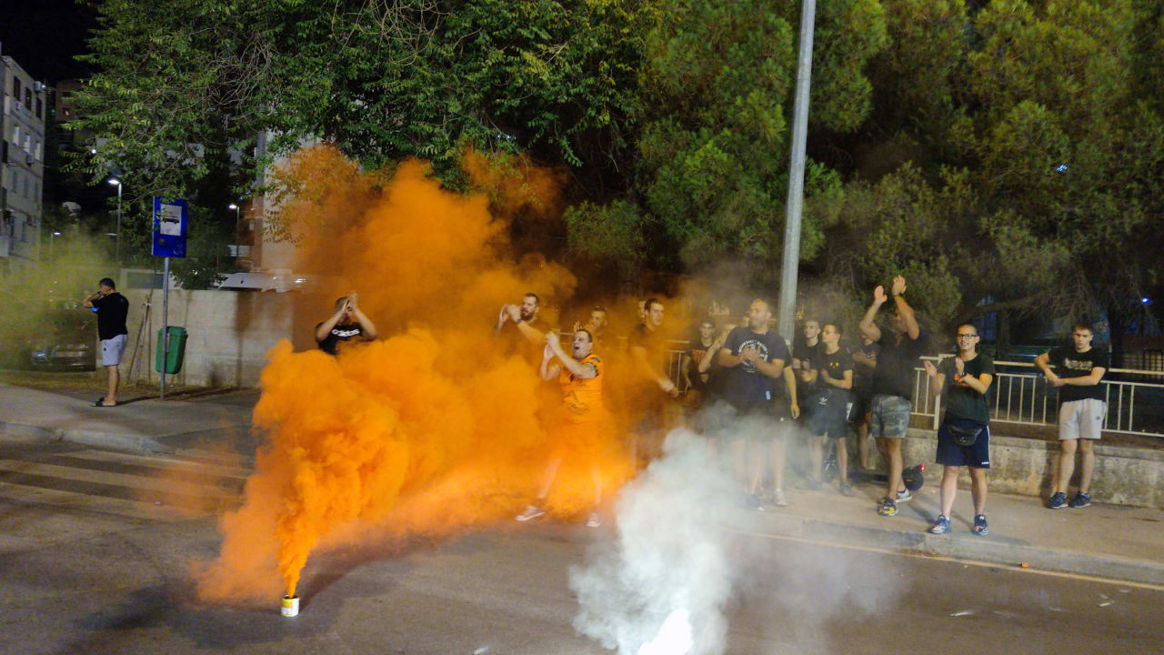 Euforija ispred stadiona: Navijači i igrači slavili pobjedu Šibenika