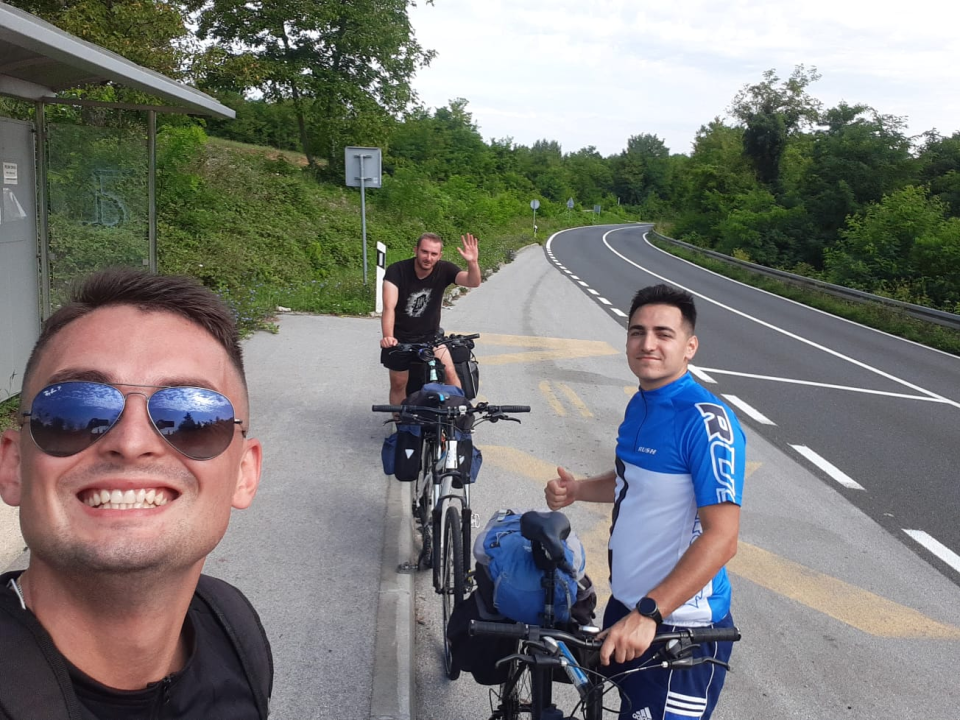 Godišnji odmor na biciklima: Mato, Tin i Luka pedalirali od Zagreba do Dubravica, sutra su u Tribunju   
