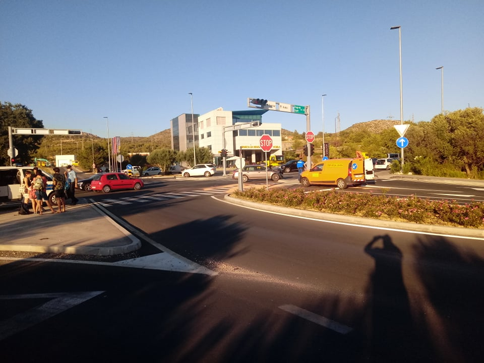 Sudar tri vozila na raskrižju kod Petrola, dvije osobe ozlijeđene