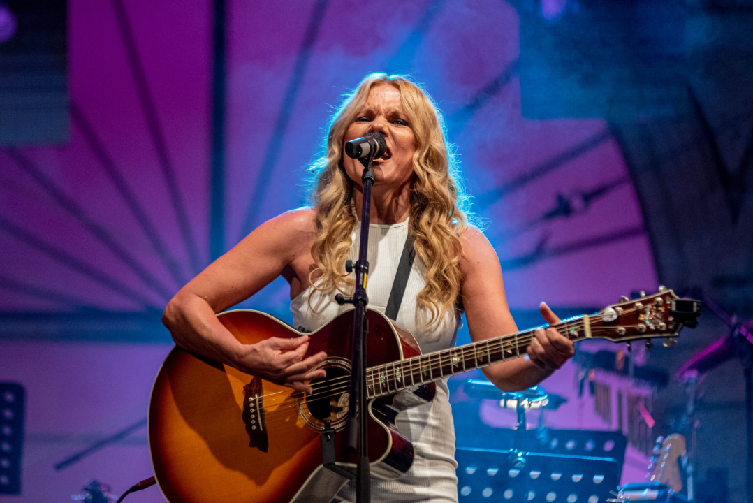 Odijela, ležerne košulje, otkačene kombinacije, svečane haljine: Pogledajte što se nosilo na pozornici 24. Šansone