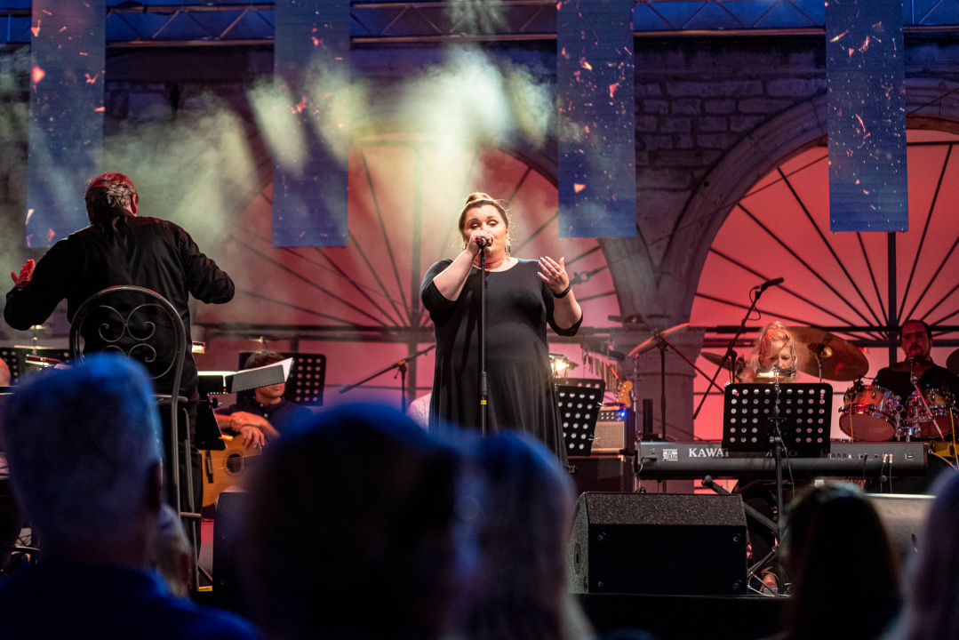 Odijela, ležerne košulje, otkačene kombinacije, svečane haljine: Pogledajte što se nosilo na pozornici 24. Šansone