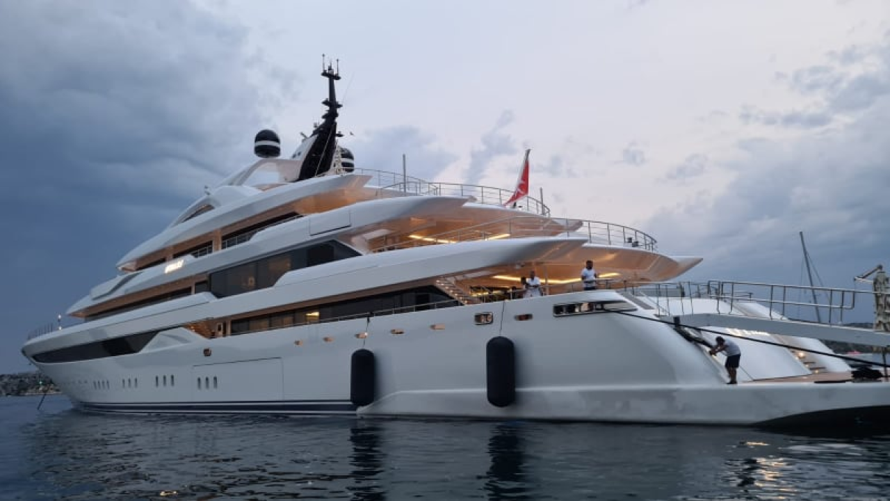 Michael Jordan na luksuznoj jahti pristao za šibensku rivu, more ljudi došlo gledati privezivanje