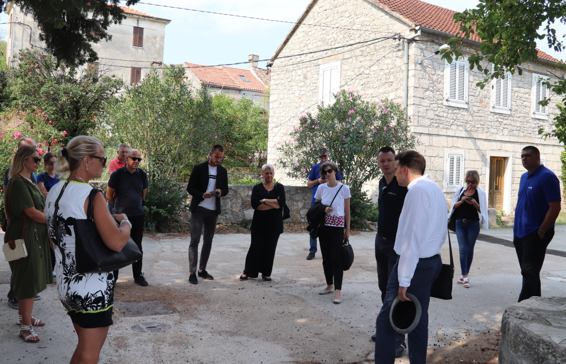Još malo i gotov je Centar koralja na Zlarinu: Pogledajte kako su obnovljene kuće Šare i Kažerma