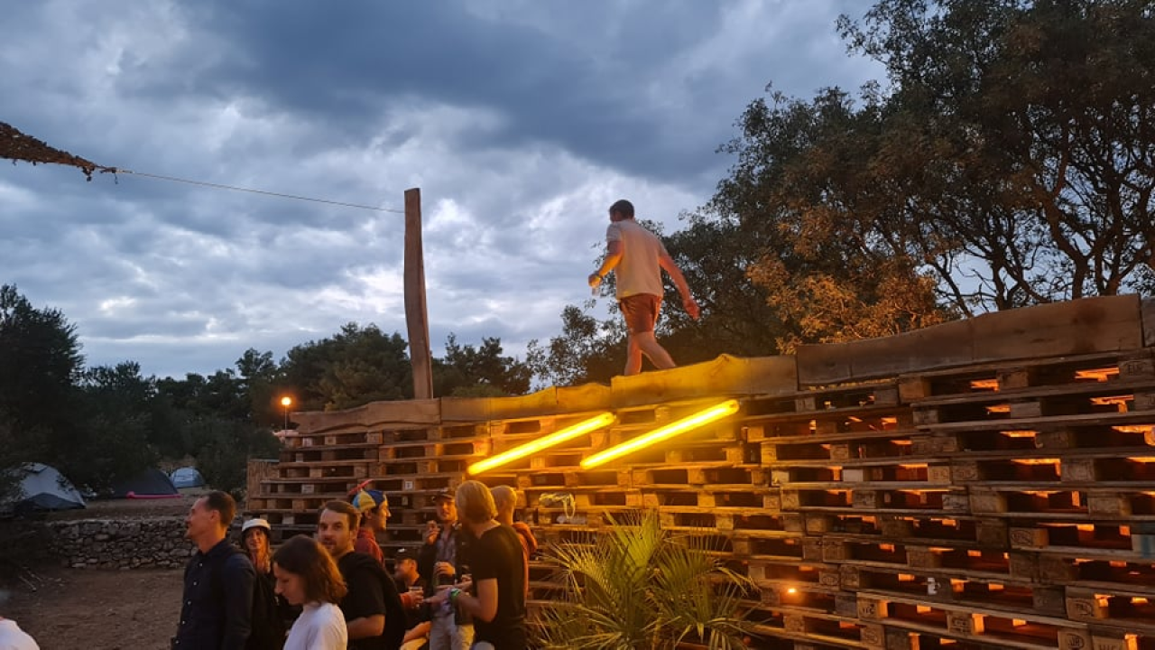 Ljeto je malo popustilo, ali u Tisnom se i dalje pleše: 'Engleza na Gardenu ima ko Rusa'