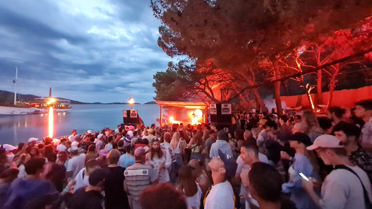 Ljeto je malo popustilo, ali u Tisnom se i dalje pleše: 'Engleza na Gardenu ima ko Rusa'