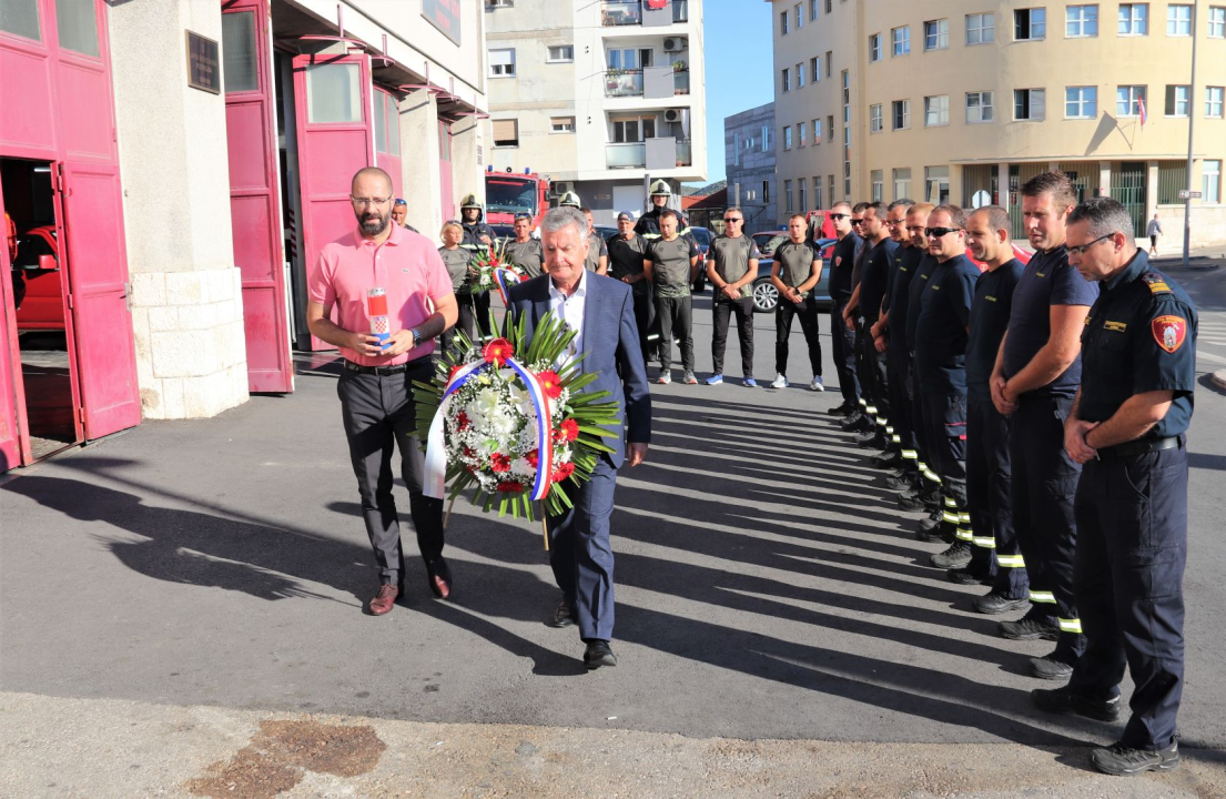 Kod Vatrogasnog doma u Šibeniku položeni vijenci i zapaljene svijeće u spomen na stradale vatrogasce