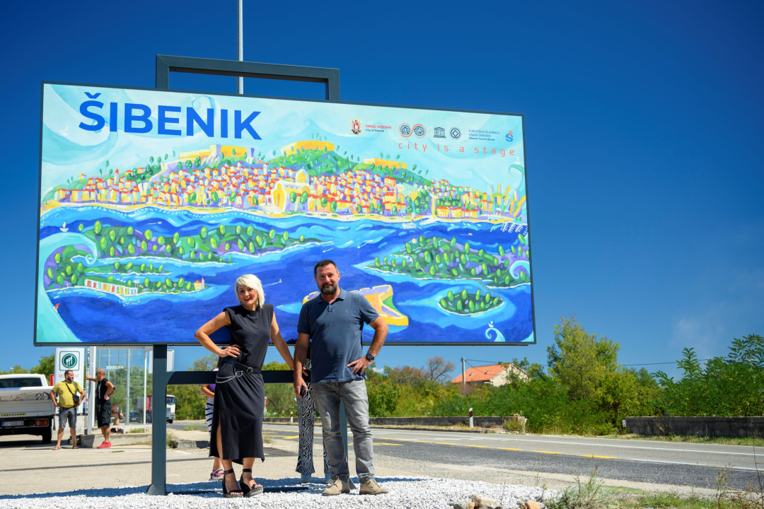 Ulje na platnu slikarice Lane Martinović Čala: Postavljena tabla dobrodošlice uz cestu na Lozovcu