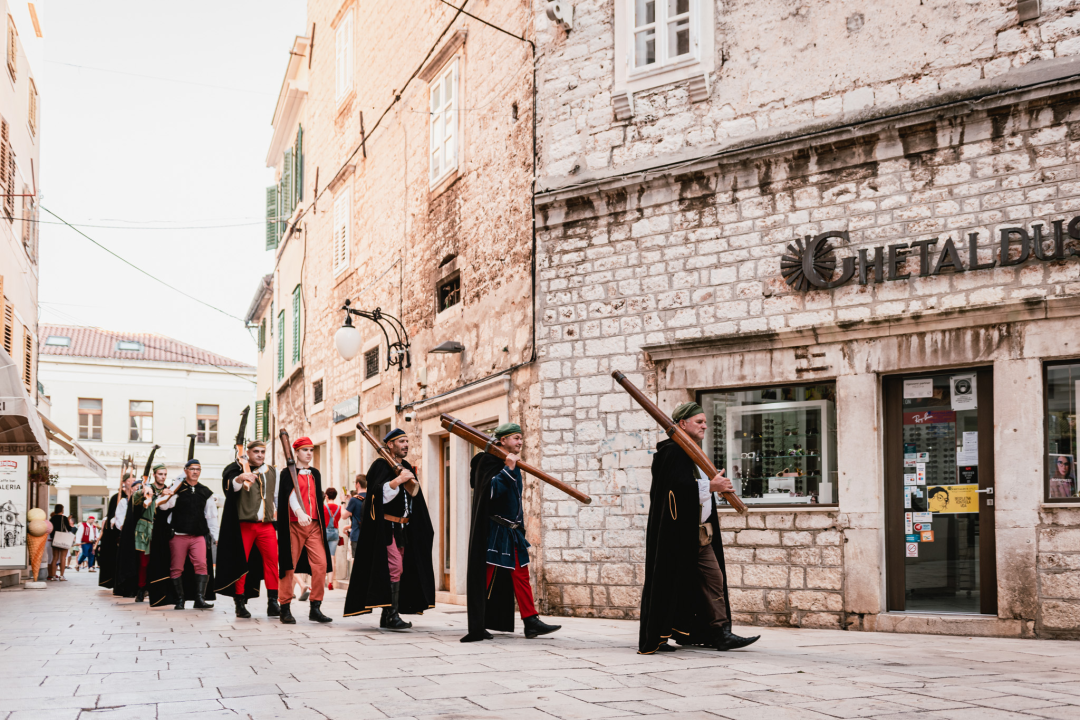 Šibenik se vratio u srednji vijek: Gradska straža i vitezovi kod katedrale ‘upali’ na vjenčanje!