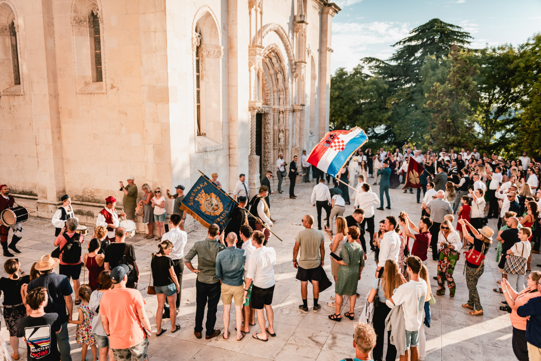 Šibenik se vratio u srednji vijek: Gradska straža i vitezovi kod katedrale ‘upali’ na vjenčanje!
